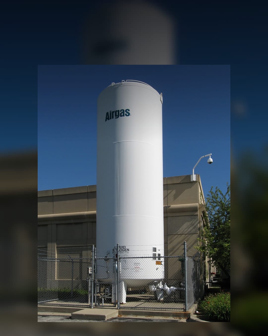 Cryogenic liquid nitrogen tank