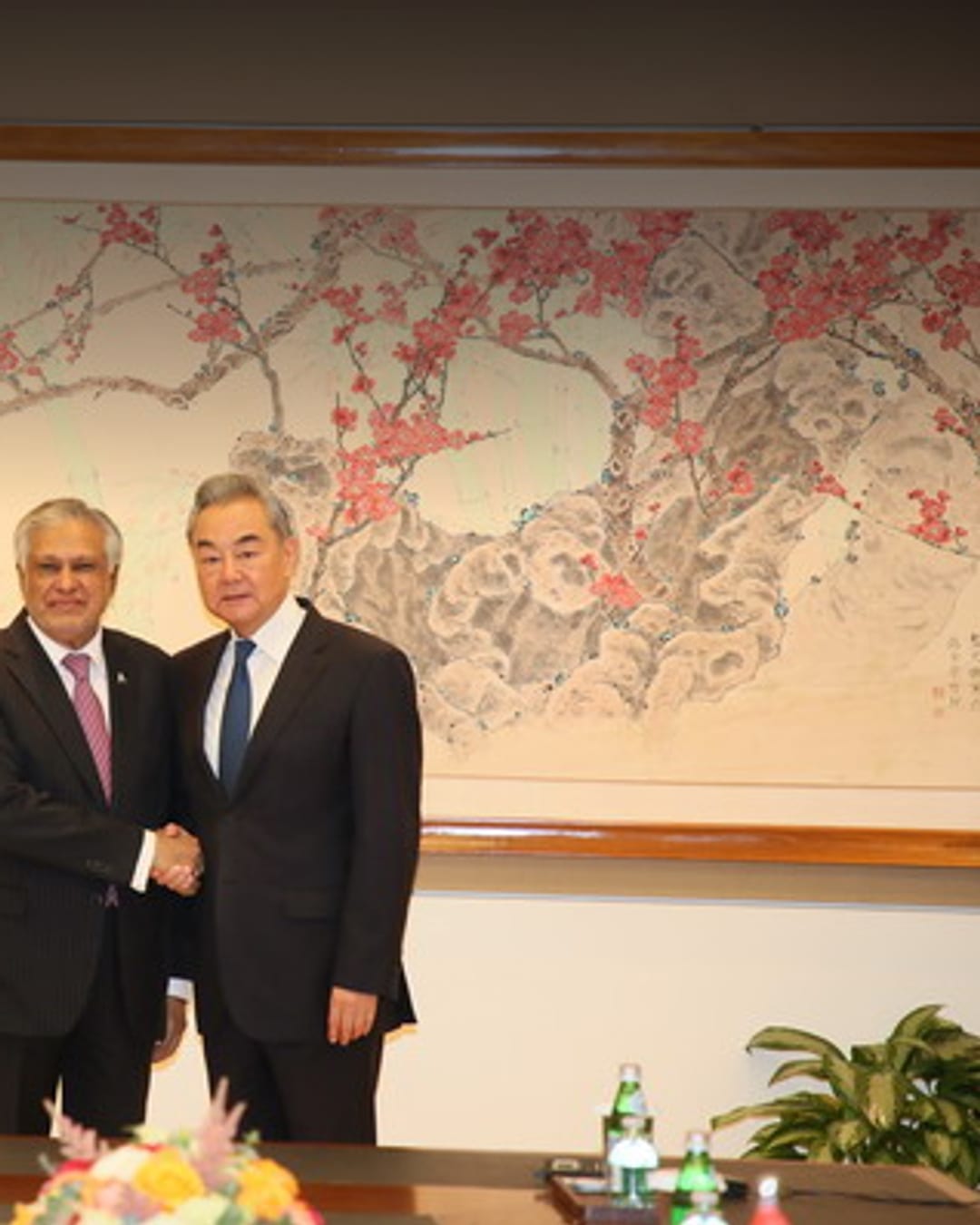 Wang Yi meets Pakistani Deputy Prime Minister and Foreign Minister Mohammad Ishaq Dar in New York
